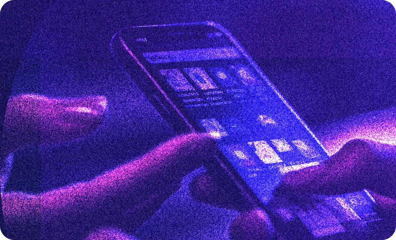 Ilustración de dispositivos como smartphone, laptop, servidor edge y dispositivos IoT, representando la implementación de modelos de IA ligeros en distintos entornos.